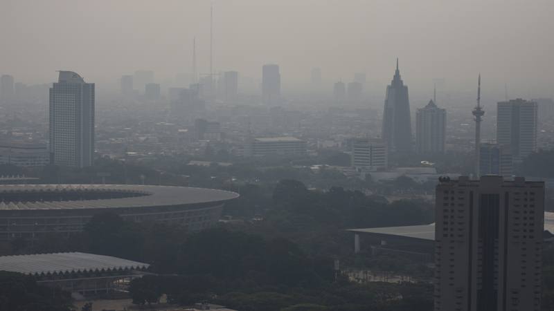Suasana gedung-gedung bertingkat yang diselimuti asap polusi di Jakarta, Senin (29/7/2019). Berdasarkan data situs penyedia peta polusi daring harian kota-kota besar di dunia AirVisual, menempatkan Jakarta pada urutan pertama kota terpolusi sedunia pada Senin (29/7) pagi dengan kualitas udara mencapai 183 atau dalam kategori tidak sehat./Antara