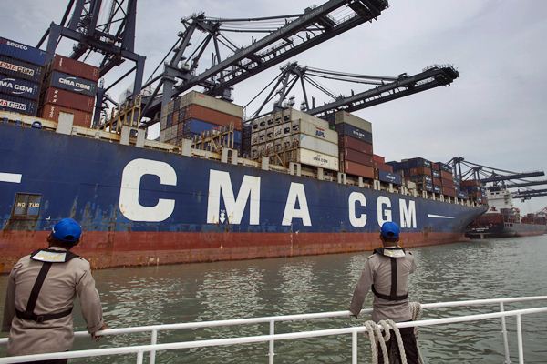 Polisi perairan memantau kapal CMA CGM Ottelo yang sandar di Jakarta International Container Terminal (JICT), Jakarta, Minggu (23/4)./Antara-Rosa Panggabean