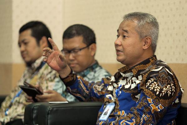 Presiden Direktur PT Wijaya Karya (Persero) Tbk. Tumiyana (kanan) memberikan paparan saat berkunjung ke kantor redaksi Bisnis Indonesia, di Jakarta, Rabu (17/10/2018)./JIBI-Felix Jody Kinarwan