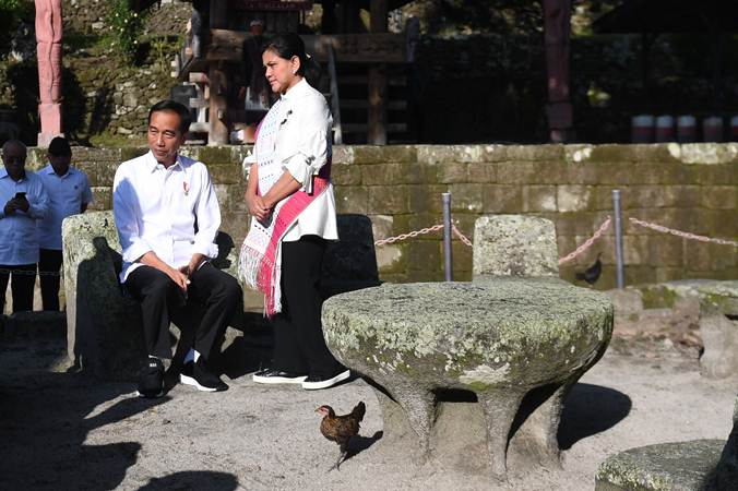  Presiden Jokowi Kunjungi Kampung Adat Batu Persidangan di Samosir