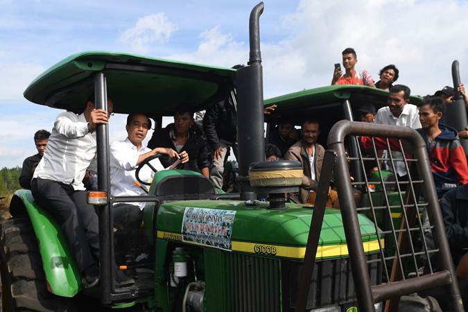  Kunjungi Humbang Hasundutan, Presiden Jokowi Naik Traktor