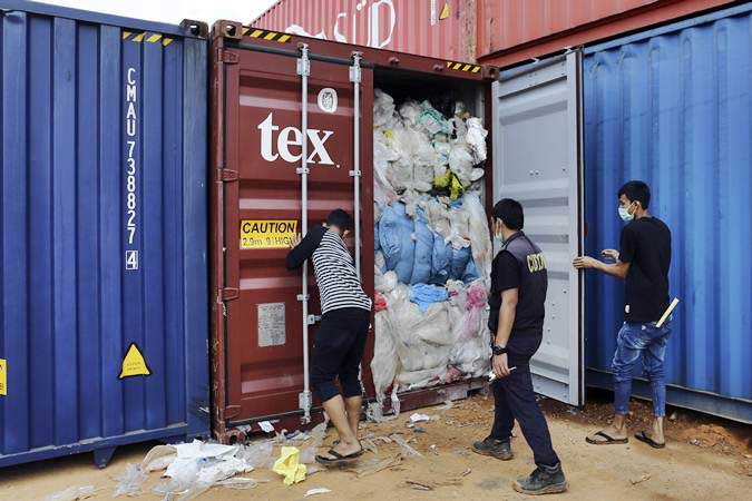Petugas Bea dan Cukai Batam memeriksa salah satu dari 65 kontainer yang berisi sampah plastik dari Amerika Serikat yang diduga mengandung limbah bahan berbahaya dan beracun (B3) di Pelabuhan Batu Ampar, Batam, Kepulauan Riau, Sabtu (15/6/2019)./ANTARA-Andaru