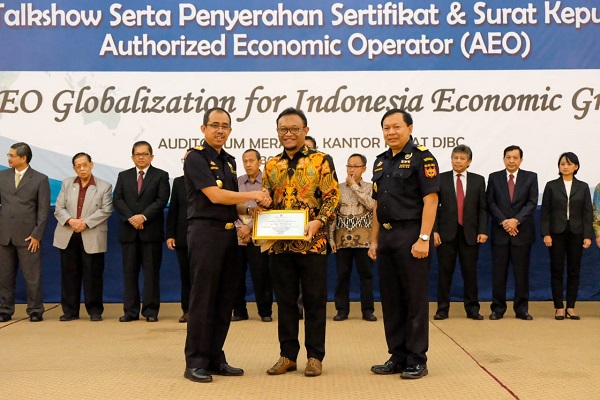  Dirjen Bea Cukai Serahkan Sertifikat AEO ke 47 Perusahaan
