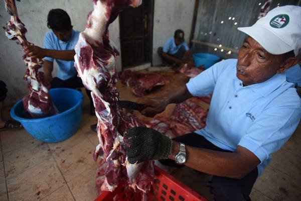  Kemenag Ajak Warga Bungkus Daging Kurban Memakai Daun Pisang