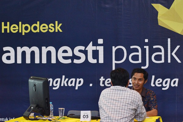 Petugas pajak melayani warga yang mengikuti program Pengampunan Pajak (Tax Amnesty) di Kantor Direktorat Jendral Pajak, Jakarta, Jum'at (31/3)./Antara-Atika Fauziyyah