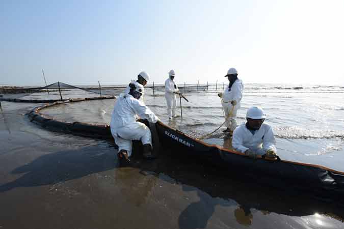  Oil Spill Combat Team mengatasi tumpahan minyak