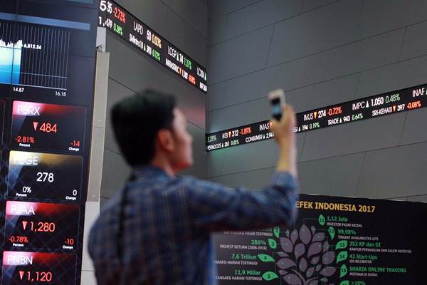 Pengunjung mengambil gambar pergerakan indeks harga saham gabungan (IHSG) di Gedung Bursa Efek Indonesia Jakarta, Senin (22/1)./Bisnis-Dwi Prasetya