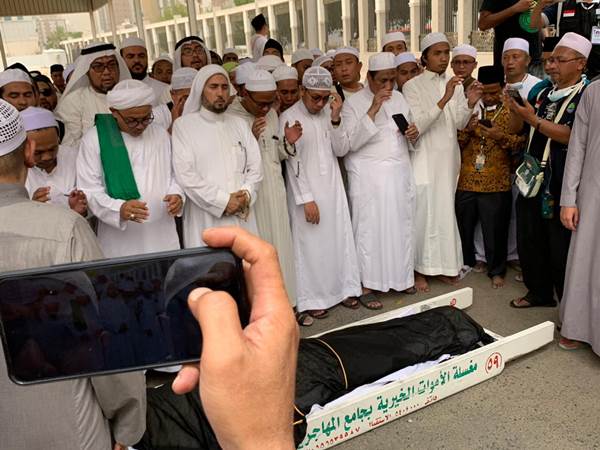  Ribuan Pelayat Hadiri Pemakaman Mbah Moen di Pemakaman Ma\'la, Makkah