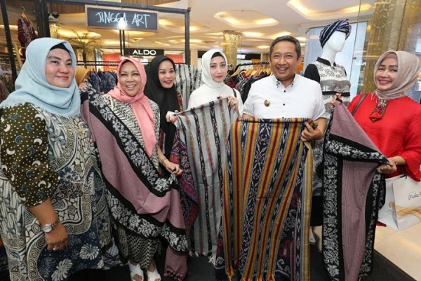 Pelaksana Harian (Plh) Wali Kota Bandung, Yana Mulyana bersama para peserta Bandung Craft Exhibition/Bisnis-Dea Andriyawan