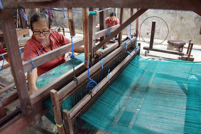  Produksi Kain Tenun dan Rajut di Jawa Barat Turun
