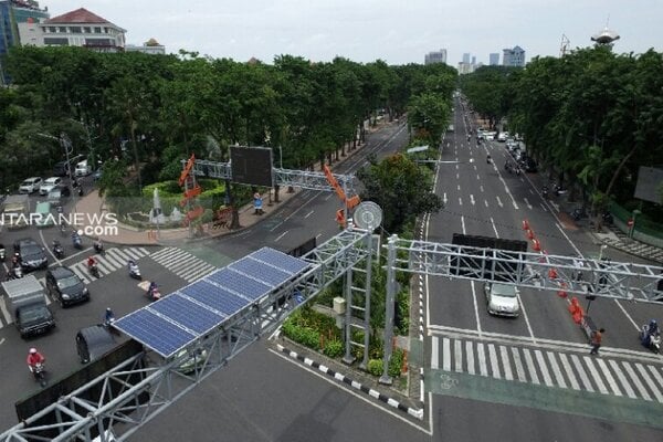  Lampu Lalu Lintas di Surabaya Adopsi Pembangkit Listrik Tenaga Surya