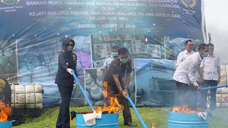  Bea Cukai dan Kejati Maluku Musnahkan Pakaian Bekas dari Timor Leste