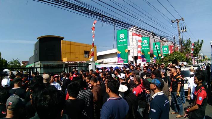  Ratusan Driver Gocar Berunjuk Rasa di Kantor Gojek Semarang
