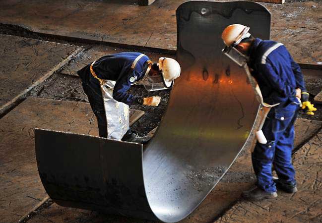 Pekerja memeriksa kualitas lempengan baja panas di pabrik pembuatan hot rolled coil (HRC) PT Krakatau Steel (Persero) Tbk di Cilegon, Banten, Kamis (7/2/2019)./ANTARA-Asep Fathulrahman