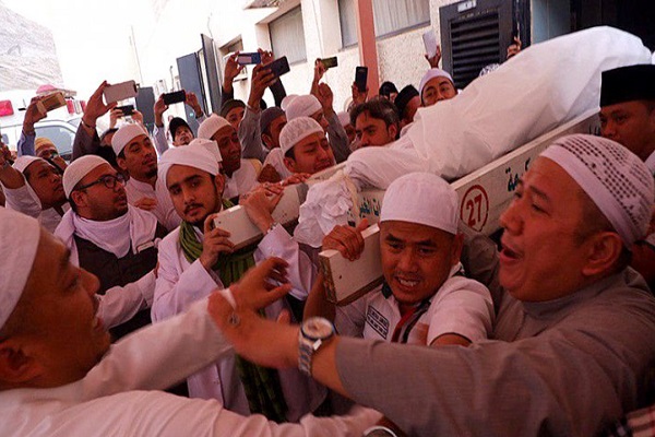  Kontroversi Habib Rizieq Pimpin Doa Pemakaman Mbah Moen