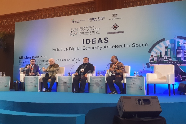 Menteri PPN/Kepala Bappenas Bambang P.S. Brodjonegoro (kedua kanan) dan Duta Besar Australia untuk Indonesia Gary Quinlan (kedua kiri) dalam Press Conference Indonesia Development Forum 2019, di Jakarta, Senin (22/7/2019). Bisnis/Gloria F.K. Lawi.