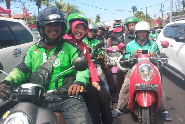  Risma Datang ke Lokasi Kongres V PDIP Gunakan Ojek Daring