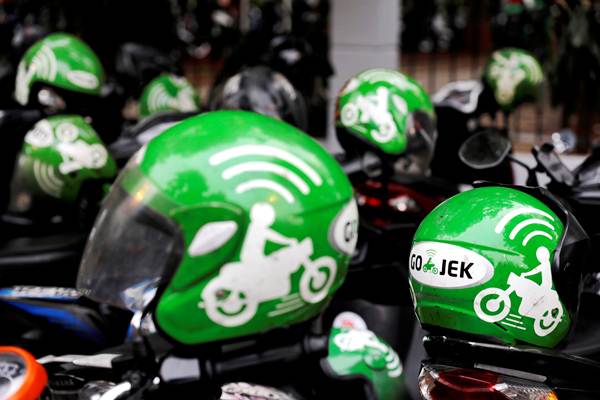 Ilustrasi helm milik pengemudi Gojek./REUTERS-Beawiharta