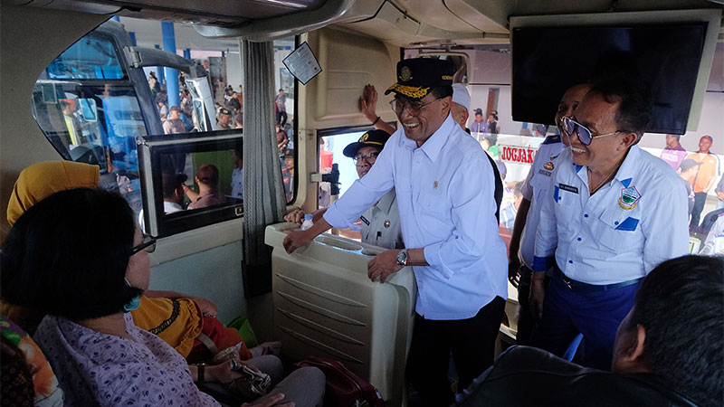  REVITALISASI TERMINAL MENGWI