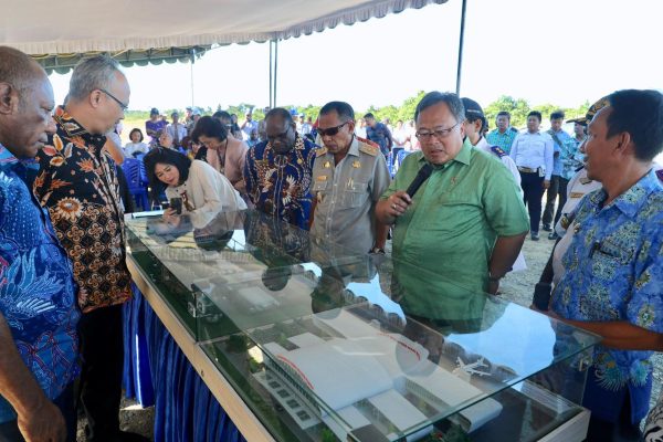 Menteri PPN/Kepala Bappenas Bambang P.S. Brodjonegoro meninjau bakal Bandara Nabire Baru di Papua. Foto/Humas Bappenas