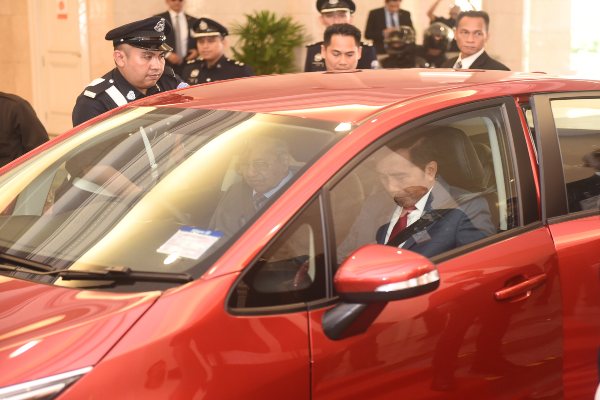  Kunjungan ke Malaysia : Ajak Presiden Jokowi Jajal Proton, PM Mahathir Setir Sendiri