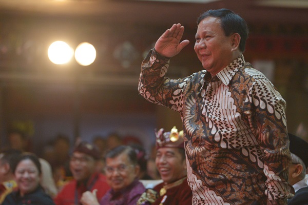 Ketua Umum Partai Gerindra Prabowo Subianto memberi hormat kepada Ketua Umum DPP PDIP Megawati Soekarnoputri saat hadir pada pembukaan Kongres V PDIP di Sanur, Bali, Kamis (8/8/2019)./ANTARA FOTO-Nyoman Budhiana