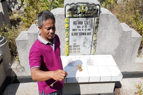 Wakil Ketua RW 002, Desa Sambirejo, Kecamatan Jiwan, Rudi Rusmawan, menunjukkan kondom bekas yang ditemukan di salah satu kijing di pemakaman etnis Tionghoa di Desa Sambirejo, Jumat (9/8/2019)./JIBI-Abdul Jalil