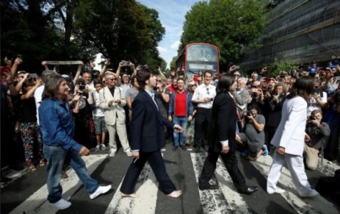  Rayakan 50 Tahun Album The Beatles, Ratusan Orang Padati Abbey Road