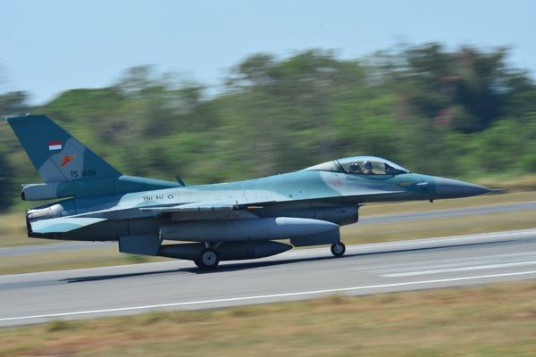  4 Pesawat F-16 Take Off dari Lanud Iswahyudi Bawa 16 Bom MK-82, Mau Menyerang Siapa?