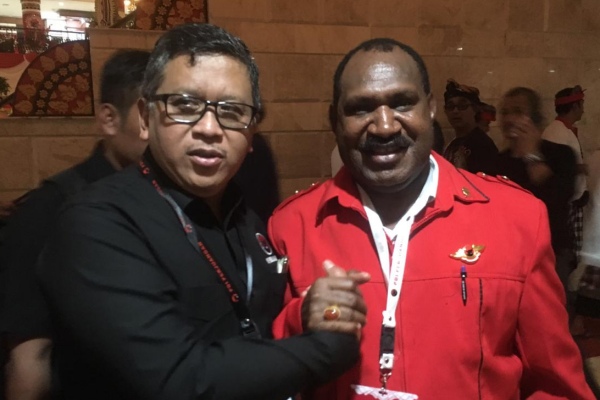 Bupati Puncak Willem Wandik (kanan) dan Sekjen PDIP Hasto Kristiyanto/Bisnis-Lalu rahadian