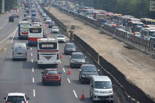 Penerapan Dua Titik Awal Contraflow Jalan Tol Dalam Kota, Lalu Lintas di Simpang Susun Cawang Ramai Lancar