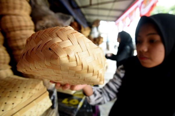  Hindari Plastik, Masjid Ini Gunakan Besek dan Daun Jati untuk Daging Kurban