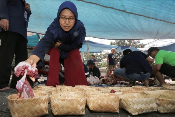  Yana Puas Banyak Warga Bandung Distribusikan Daging Kurban Pakai Besek