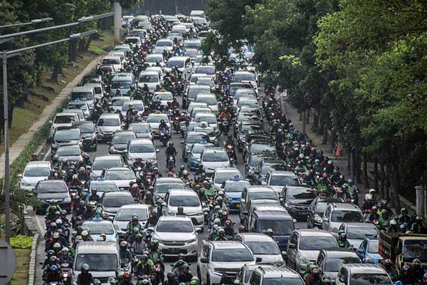Kendaraan terjebak kemacetan di Jalan Casablanca Raya, Tebet, Jakarta, Jumat (12/1)./ANTARA-Aprillio Akbar