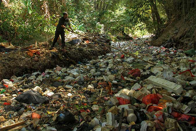  Sungai di Depok Tertutup Sampah