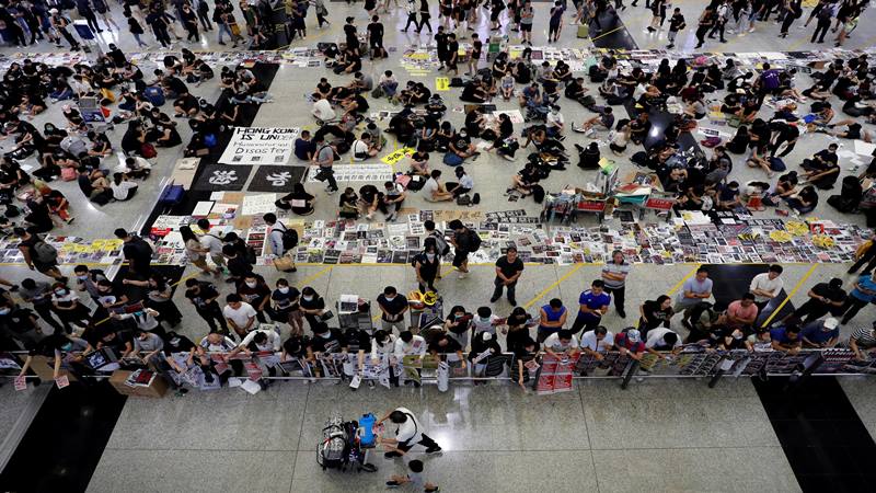  Pendemo dan Polisi Bentrok Hingga Malam di Bandara Hong Kong