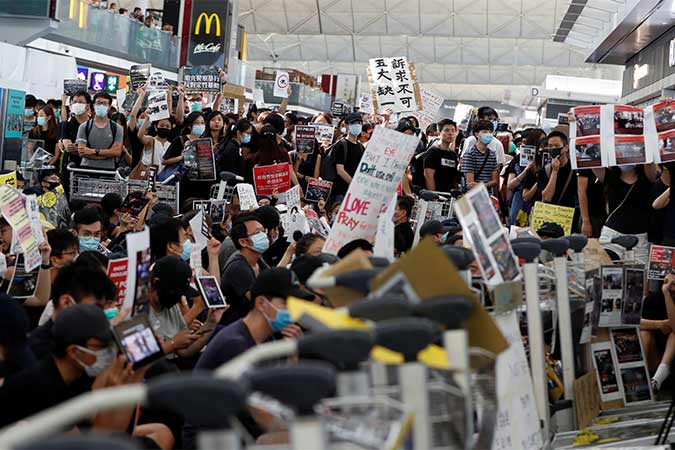  Bentrokan di Bandara Hong Kong Pecah Usai Penghentikan Penerbangan