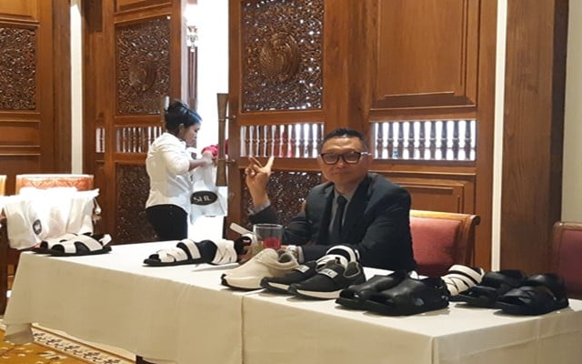  Inovasi Sepatu Umrah & Haji Ini Dikembangkan Dokter Dalam Negeri