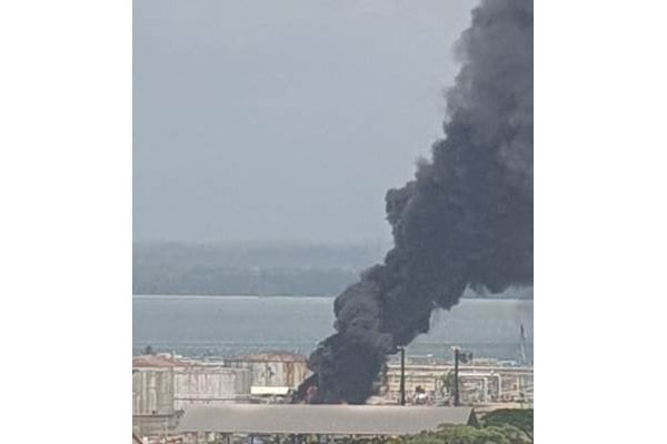 Kepulan asap dari lokasi kebakaran kilang Pertamina/Bisnis-Anitana
