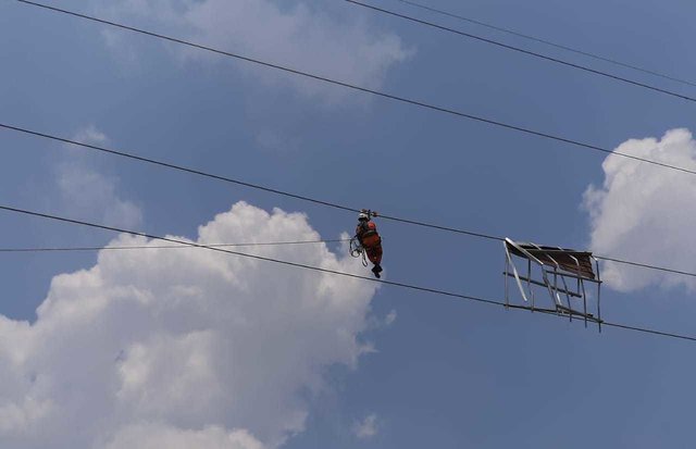  PLN Bersihkan Jaringan Transmisi Terdampak Angin Puting Beliung di Pontianak