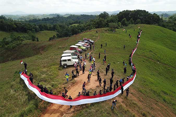  MEMBENTANGKAN BENDERA MERAH PUTIH DI PUNCAK GUNUNG