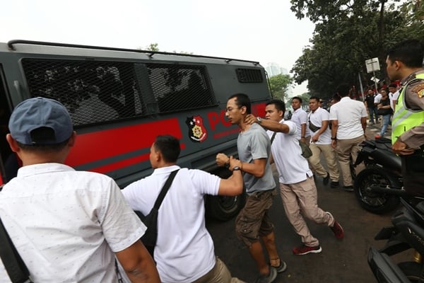  Foto-foto Polisi Tangkap Massa Unjuk Rasa di Senayan