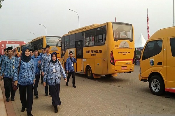 Aaratur Sipil Negara DKI Jakarta turun dari bus yang difasilitasi untuk menuju Pantai D Reklamasi atau Pantai Maju untuk upacara memperingati HUT RI ke 74, Sabtu (17/8/2019)./Antara