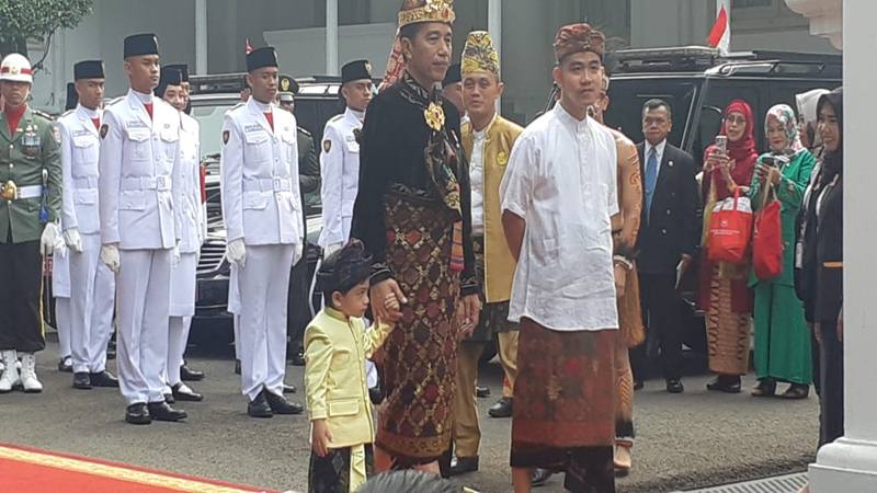  Jokowi, Gibran dan Jan Ethes Kompak Berbusana Adat Bali