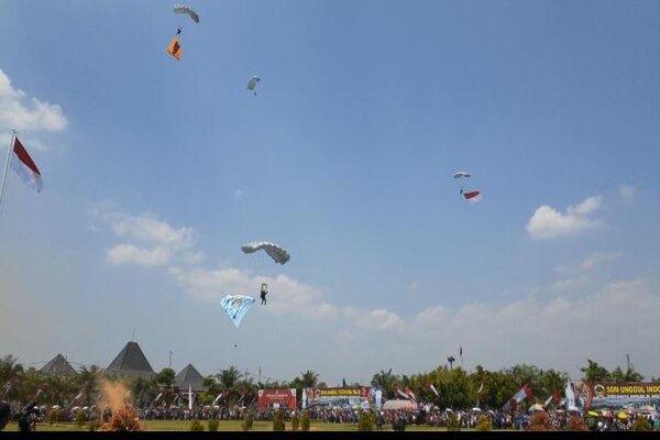  Pasukan Paskhas Kibarkan Bendera di Langit Madiun