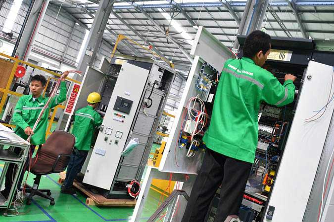 Pekerja merakit panel listrik yang diproduksi di pabrik pintar Schneider Electric Indonesia, Cikarang, Jawa Barat, Selasa (25/6/2019)./ANTARA-Sigid Kurniawan