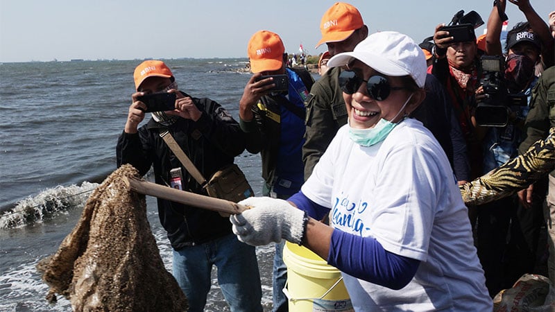  BERSIH-BERSIH PANTAI DAN LAUT