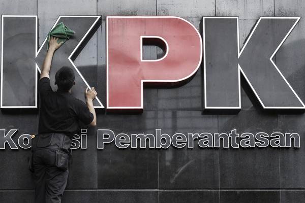 Pekerja membersihkan logo Komisi Pemberantasan Korupsi di gedung KPK, Jakarta, Senin (5/2)./ANTARA FOTO/Muhammad Adimaja