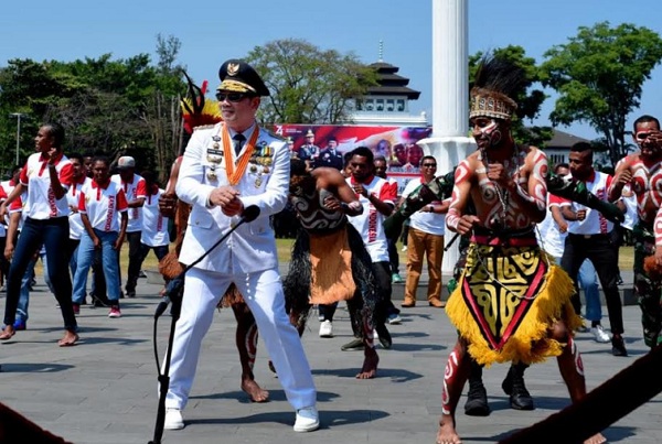  Mahasiswa Papua di Bandung Pernah Diajak Ridwan Kamil Piknik ke Pangandaran