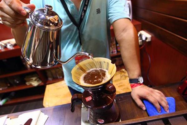 Barista menyajikan kopi di sela-sela pembukaan Jakarta Coffee Week (Jacoweek) 2017 di Jakarta, Jumat (8/9)./JIBI-Dwi Prasetya